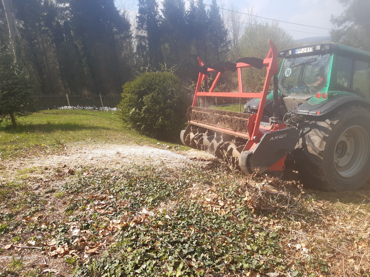 Vadvédelmi kerítés építése masszív faoszlopokkal